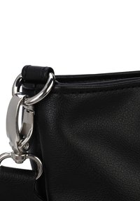 Černá kožená kabelka s texturovaným povrchem, se stříbrným kovovým zapínáním a akcentovým kroužkem na popruhu.