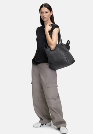 Torba płócienna w ciemnoszarym kolorze z dwoma górnymi uchwytami, miękką fakturą, przestronnym wnętrzem i dyskretnym logo z boku.
