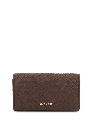 Portafoglio in pelle marrone intrecciata con logo "kazar" dorato al centro della patta frontale su sfondo bianco.