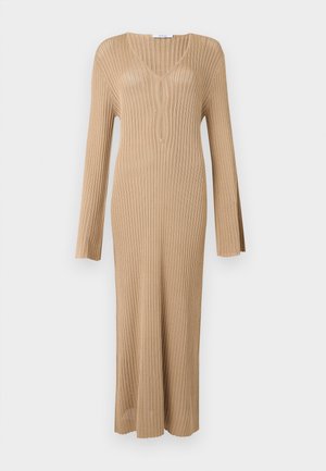 Vestido beige de punto acanalado con mangas largas, escote en V y detalles de botones, longitud midi y dobladillo ligeramente acampanado.