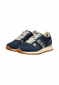 Marineblaue Sneakers mit einem Obermaterial aus Mesh und Wildleder, beigen Schnürsenkeln, metallischen Akzenten und einer strukturierten Gummisohle. Markierung an der Seite.