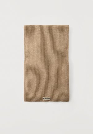 Bufanda de punto acanalado color marrón claro plegada con una pequeña etiqueta rectangular que dice "PINKO" sobre un fondo blanco.
