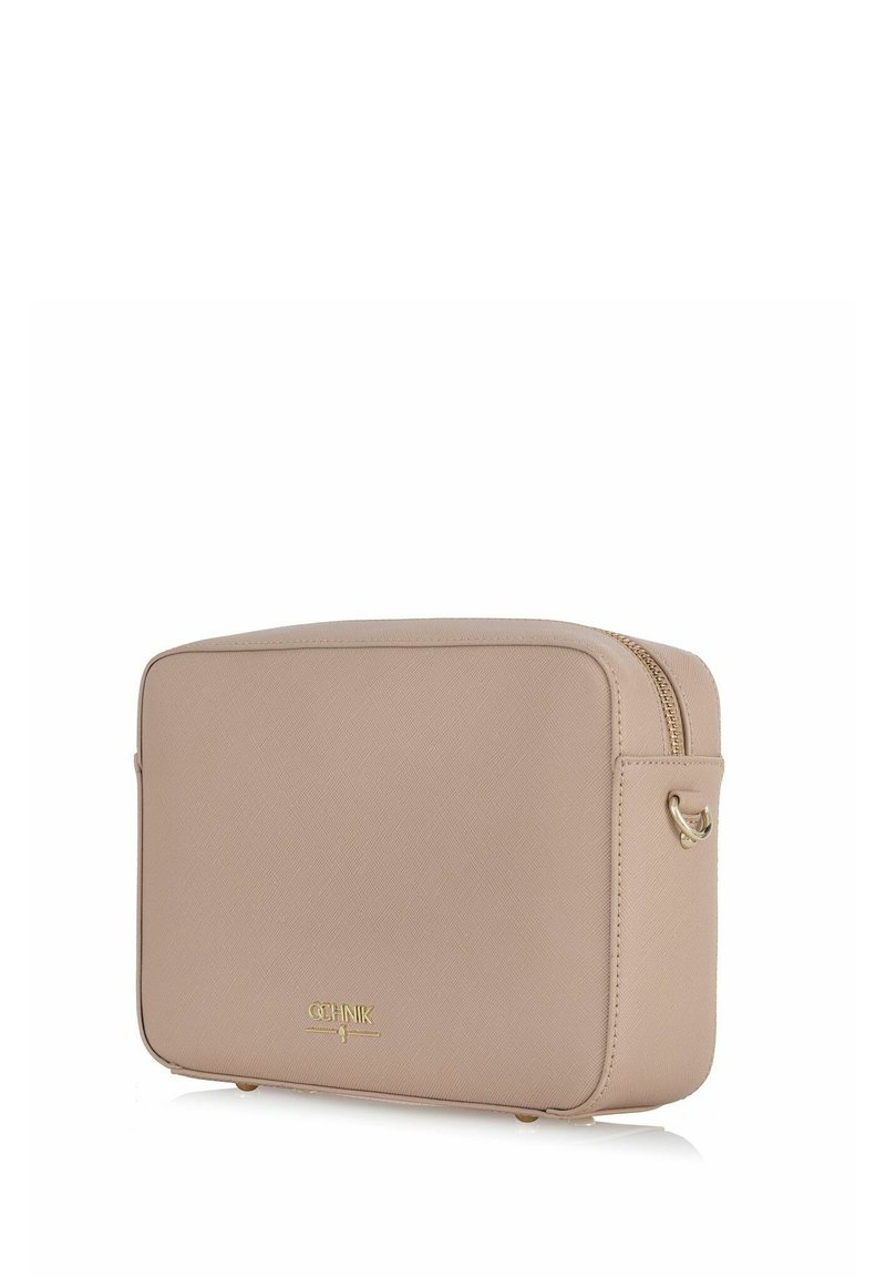 Neceser rectangular beige hecho de material sintético texturizado, con un zipper dorado y una marca en la parte frontal.