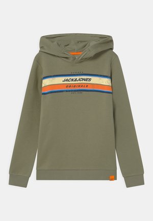 Olijfgroene hoodie, voorzien van een grafische print met blauwe, oranje en witte strepen. Geribbelde manchetten en onderrand, logo-detail.