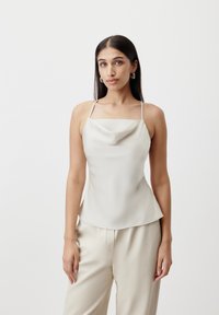 Off-white satiinist riidekaelusega õhuke rihmaga topp; keha ligi joonistav disain laieneva alumise servaga. Sile tekstuur, minimaalsed kaunistused.