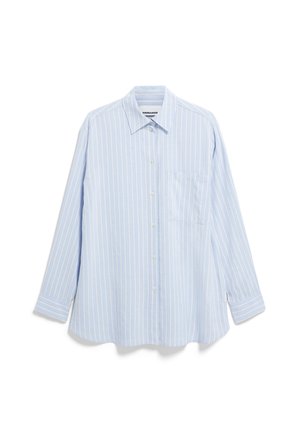 Chemise à manches longues bleu clair avec un motif rayé vertical. Boutonnée à l'avant avec une poche poitrine. Tissu doux, coupe décontractée et col pointu.