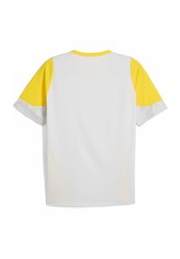 Camisa de manga corta con un cuerpo blanco, mangas amarillas y detalles texturizados en los puños, con un cuello redondo.