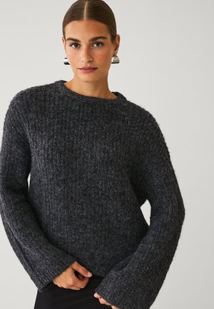 Chunky mørkegrå sweater med et tekstureret strik, brede klokkeærmer og en rund halsudskæring, der har en løs pasform og blødt stof.
