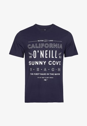 Laivastonsininen T-paita, jossa valkoista tekstiä: "California O'Neill Sunny Cove Beach," vuodelta 1952, ja surffaukseen liittyviä lauseita ja logo.