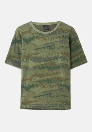 T-shirt en camouflage vert en coton. Manches courtes, col rond, avec un motif de montagnes superposées dans des teintes variées de vert et de marron.