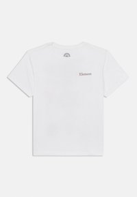 Bílá bavlněná tričko s krátkým rukávem a kulatým výstřihem. Na levé straně hrudi se nachází malé červené logo "Element".