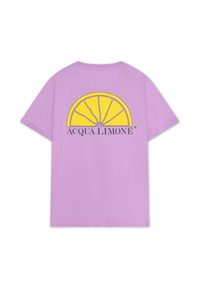 Lavendelfärgad bomullst-shirt med en gul citronklyfta grafik och texten "ACQUA LIMONE" nedan. Korta ärmar, standardpassform och rundad halsringning.