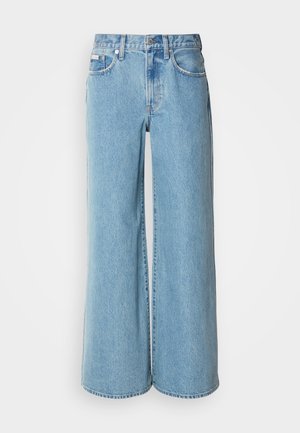 Jean large bleu clair en denim, avec une taille haute, un design à cinq poches et un léger dégradé sur le tissu.