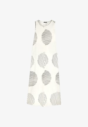 Biała sukienka bez rękawów z czarnymi paskowanymi okręgami. Miękka tkanina, sylwetka w kształcie litery A, okrągły dekolt i luźny krój. Minimalistyczny design.