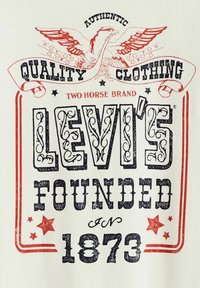 Witte T-shirt met een retro grafische print. Rode en marineblauwe tekst bevat "Levi's Opgericht in 1873," omrand door decoratieve elementen en sterren.