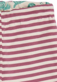 Tessuto rigato in crema e malva, con una consistenza morbida. La vita presenta un design contrastante con lumache verdi e spirali.