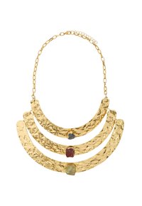 Złota naszyjnik pokryty warstwą złota z trzema młotkowanymi warstwami w kształcie półksiężyca, ozdobiony niebieskimi, czerwonymi i zielonymi kamieniami szlachetnymi. Teksturowe wykończenie.