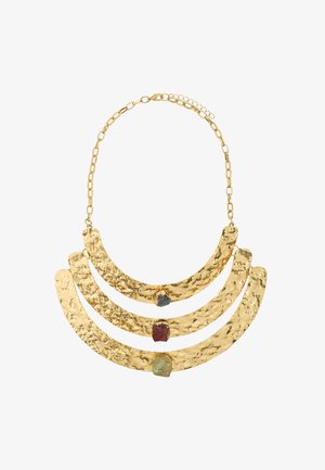 Złota naszyjnik pokryty warstwą złota z trzema młotkowanymi warstwami w kształcie półksiężyca, ozdobiony niebieskimi, czerwonymi i zielonymi kamieniami szlachetnymi. Teksturowe wykończenie.