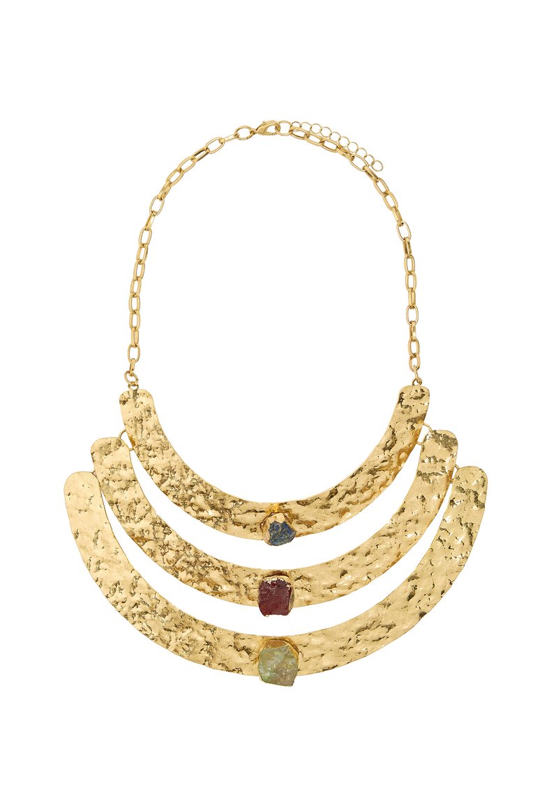 Złota naszyjnik pokryty warstwą złota z trzema młotkowanymi warstwami w kształcie półksiężyca, ozdobiony niebieskimi, czerwonymi i zielonymi kamieniami szlachetnymi. Teksturowe wykończenie.