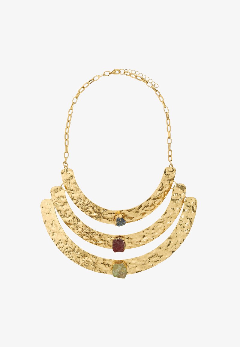Złota naszyjnik pokryty warstwą złota z trzema młotkowanymi warstwami w kształcie półksiężyca, ozdobiony niebieskimi, czerwonymi i zielonymi kamieniami szlachetnymi. Teksturowe wykończenie.
