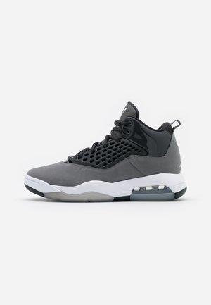 Chaussure de basketball montante grise et noire avec semelle blanche et coussin d'air visible près du talon, montrée en profil latéral sur fond blanc.