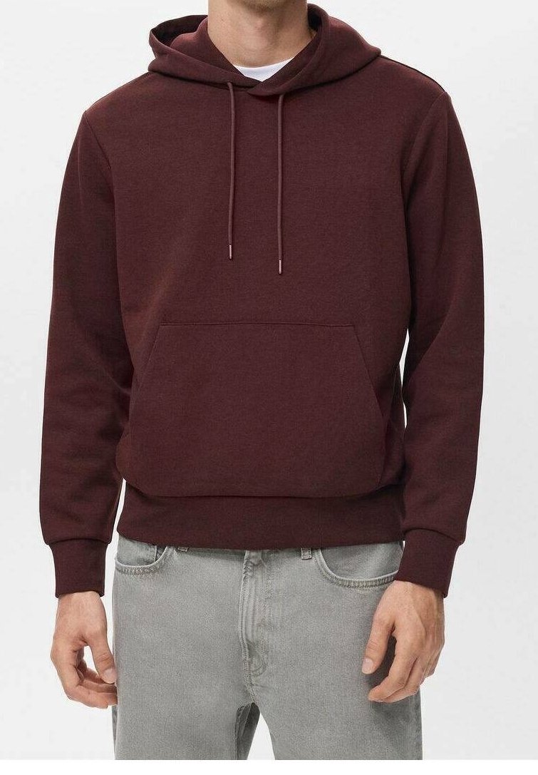 Homme portant un sweat à capuche bordeaux avec poche avant et cordons, associé à un jean gris clair, debout devant un fond uni.
