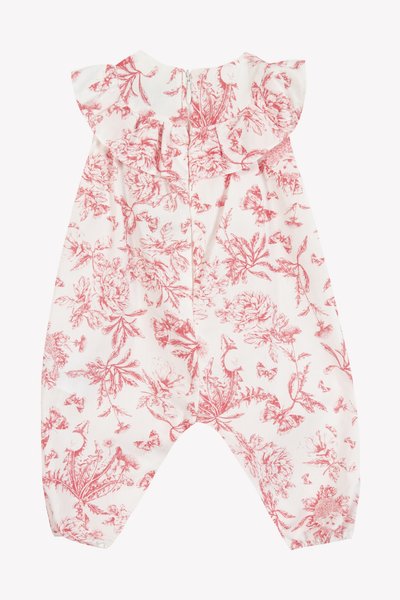 Macaquinho branco com padrão floral rosa, decote com babados e fecho de zíper nas costas. Pernas largas com punhos elásticos.