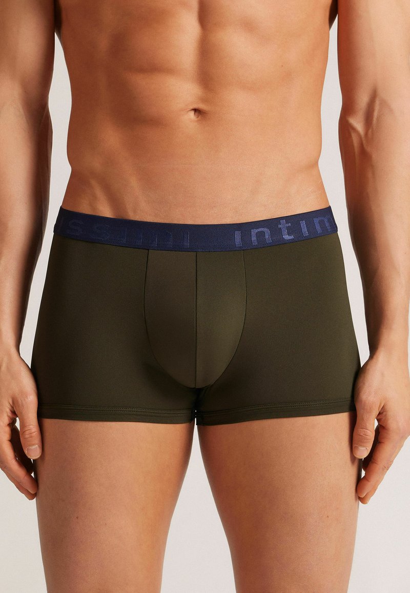 Olivgrön boxerkalsonger tillverkade av slättyg, med ett marinblått elastiskt midjeband med "Intimissimi"-logotyp. Åtsittande design, inga synliga mönster.