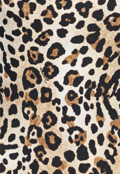 Σχέδιο λεοπάρδαλης με ακανόνιστες μαύρες και σκούρες καφέ κηλίδες σε ανοιχτό ταμπά φόντο, που εμφανίζει λεπτομέρειες υφής τρίχας.