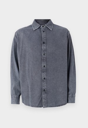 Grå denimskjorte med lange ermer, knappelukking, kragehals og en lett buet søm. Har en myk tekstur og subtil falming.