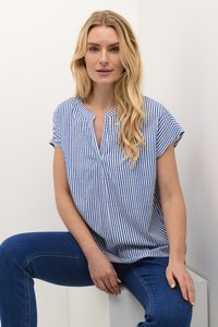 Blusa de manga corta a rayas azul y blanca con escote en V y pliegues indicadores, combinada con jeans azules, sobre un fondo neutro.