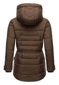 Bruine pufferjas met een grote capuchon, een riem om de taille, een gegolfd ontwerp en ribgebreide manchetten. Heeft zijzakken en een logo-accent.