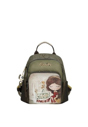Zaino verde e marrone con tasca frontale con illustrazione di una ragazza in vestito rosso, schizzo di una colonna greca e testo "Conosci te stesso".