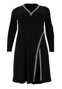 Zwart langslavend jurk met een V-halslijn, zilveren versieringen langs de halslijn en zijkant, en een vloeiende silhouet.