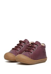 Scarpe in pelle bordeaux con design a bassa punta, suole in gomma tan, punta rotonda, chiusura con lacci e occhielli argentati. Superficie della suola texturizzata.