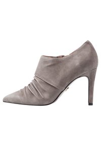 Grå mocka högklackad sko med spetsig tå och samlad design framtill, med en smal stilettklack och diskreta guldfärgade detaljer.