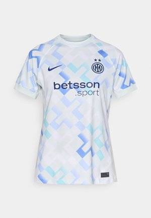 Bílý fotbalový dres s světle modrým geometrickým vzorem, logo Nike, text "betsson.sport" a klubová nášivka. Vyrobeno z prodyšného materiálu.