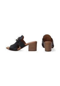 Zwarte leren blockhak sandalen met een open teen en een brede band, voorzien van een subtiele gouden gesp en een bruin houten structuurhak.