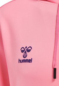 Felpa con cappuccio rosa con logo Hummel viola scuro e scritta sul davanti, con coulisse con punzone in plastica nera sul lato destro.