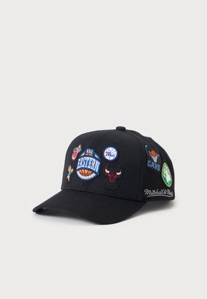 Gorra de béisbol negra con logos bordados de la Conferencia Este de la NBA y seis equipos, incluidos Miami Heat, 76ers, Bulls, Celtics y Cavaliers.