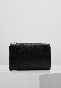 Borsa in pelle nera con embossing a cocco, di forma rettangolare strutturata, con hardware color oro e una superficie liscia e lucida.