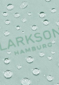 Tissu texturé bleu clair avec des gouttes d'eau, comportant un texte en vert en relief "LARKSON HAMBURG" à la surface.