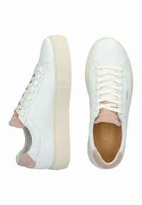 Weiße Ledersneaker mit einer strukturierten, hellbeigen Sohle, passendem hellbeigem Akzent am Absatz und dünnen Schnürsenkeln.