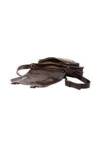 Borsa messenger in pelle marrone scuro aperta, che mostra molteplici scomparti e una tracolla regolabile con fibbia su sfondo bianco.