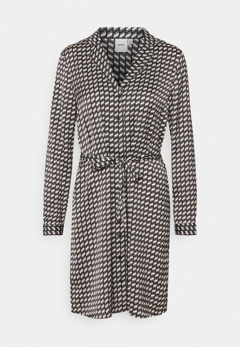 Abito camicia a righe in bianco e nero con colletto, maniche lunghe, cintura annodata in vita e chiusura frontale con bottoni.