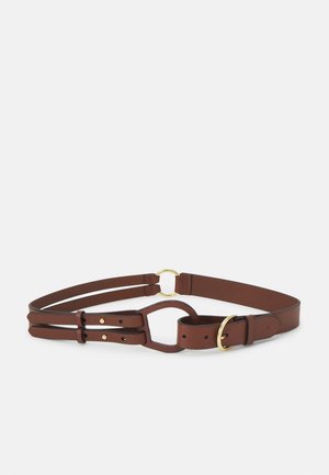 Brązowy skórzany pasek z podwójnymi paskami i złotymi pierścieniami oraz klamrą, ułożony płasko na białym tle.