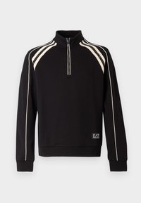 Svart sweatshirt med halv-zip krage, hvite aksentstriper på skuldrene, ribbede mansjetter og lett nederkant. EA7-logo nederst til venstre.