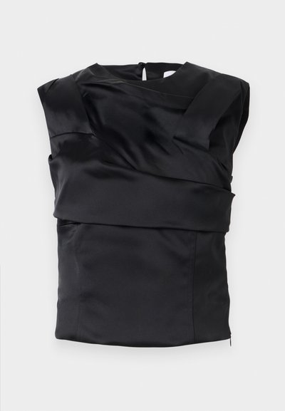 Top en satin noir avec un design structuré, des épaules larges et un panneau avant asymétrique, fermé par une fermeture éclair au dos.
