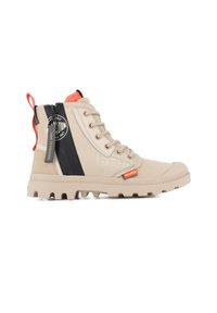 Bottine beige montante avec panneau latéral noir, semelle en caoutchouc et tissu texturé. Présente des accents orange et une fermeture éclair avec une étiquette.