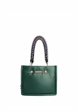 Sac à main rectangulaire vert foncé avec anses doubles tissées noires et bleues et clous décoratifs dorés sur le devant.